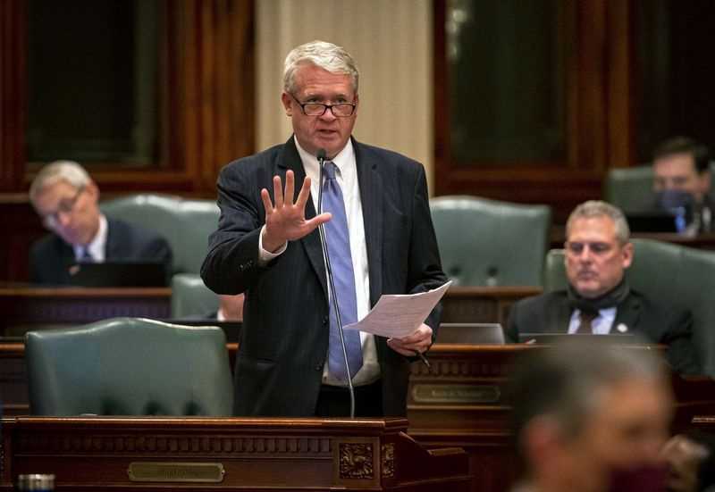 Przywódca republikanów Jim Durkin, R-Western Springs, przemawia na podłodze Izby w maju.
