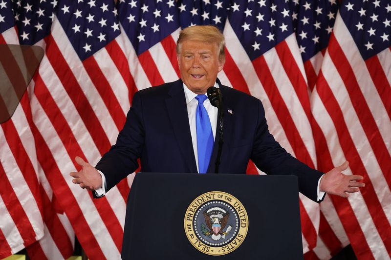Prezidentas Donaldas Trumpas kalba rinkimų naktį Baltųjų rūmų rytiniame kambaryje ankstų rytą 2020 m. lapkričio 4 d. Vašingtone.