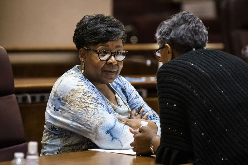 Aldo. Michelle Harris (8°) chiacchiera con un altro consigliere comunale durante una riunione del consiglio comunale di Chicago il mese scorso.