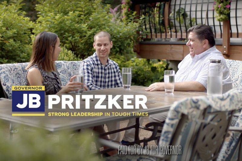 Gouverneur J.B. Pritzker, rechts, spricht mit Corey Brooks, Mitte, in einer der drei Anzeigen, die die Kampagne des Gouverneurs am Freitag veröffentlicht hat.