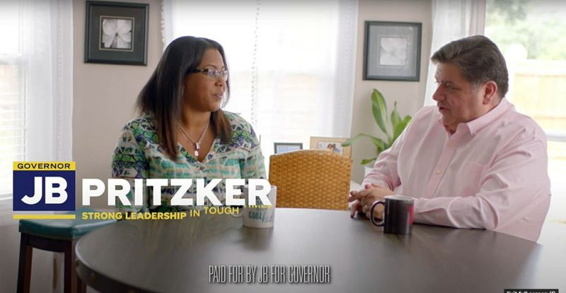 Gouverneur J.B. Pritzker spricht mit der examinierten Krankenschwester Jenica Krushall in einem am Freitag veröffentlichten Werbespot.
