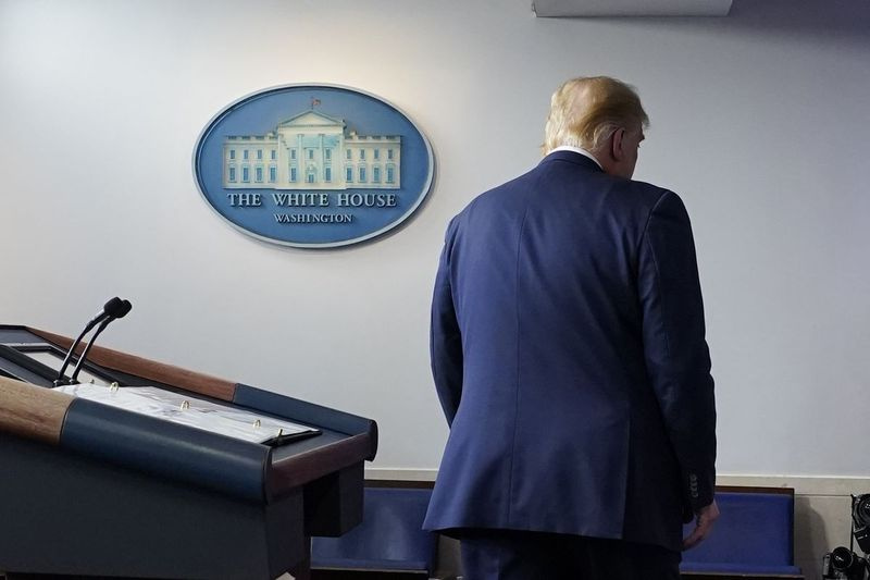 Prezydent Donald Trump odchodzi po przemówieniu w Białym Domu w czwartek 5 listopada 2020 r. w Waszyngtonie.