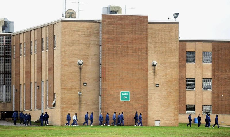 Intagna lämnar en byggnad vid Vienna Correctional Center, ett federalt fängelse i Wien, Ill, 2011.