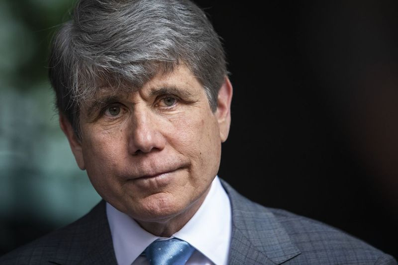 Tidligere guvernør Rod Blagojevich taler under en pressekonferanse utenfor Dirksen Federal Courthouse før han ansetter en sak for å utfordre Illinois General Assemblys diskvalifiserende resolusjon som forbyr ham å stille til valg for statlige eller lokale kontorer, mandag ettermiddag 2. august 2021.