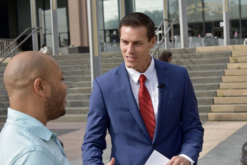 Den republikanske guvernørkandidat Jesse Sullivan taler med en tilhænger uden for Cook County Criminal Court-bygningen i sidste måned.