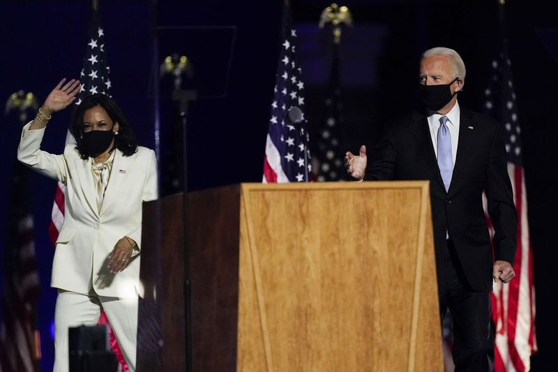 Prezydent-elekt Joe Biden i wiceprezydent-elekt Kamala Harris machają do tłumu w sobotę w Wilmington w stanie Del.