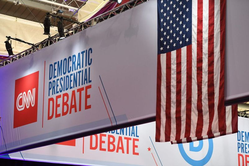 Strādnieki gatavo reklāmkarogus pirms ceturtajām demokrātu priekšvēlēšanu debatēm 2020. gada prezidenta vēlēšanu kampaņas sezonā, ko rīko CNN un The New York Times