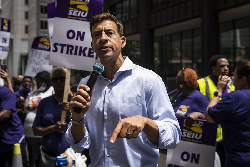 Kandidat za demokratsko državno sekretarko Alexi Giannoulias govori s stavkajočimi delavci SEIU Local 73 Cook County, ki so se zbrali pred stavbo okrožja Cook na ulici 118 N. Clark St. v torek.