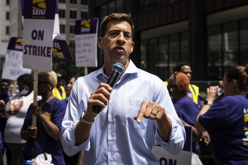 Kandidat za demokratski državni sekretar Alexi Giannoulias govori s stavkajočimi delavci SEIU Local 73 Cook County, ki so se zbrali pred stavbo okrožja Cook na ulici 118 N. Clark St. v torek.
