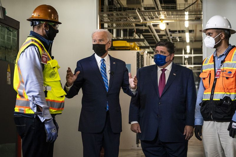 President Joe Biden följer med guvernör J.B. Pritzker och arbetare på en rundtur i ett datacenter under uppbyggnad av Clayco i Elk Grove Village förra månaden.