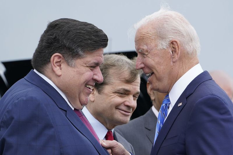 Guvernör J.B. Pritzker, vänster, och representanten Mike Quigley, D-Ill., i mitten, hälsar president Joe Biden på O