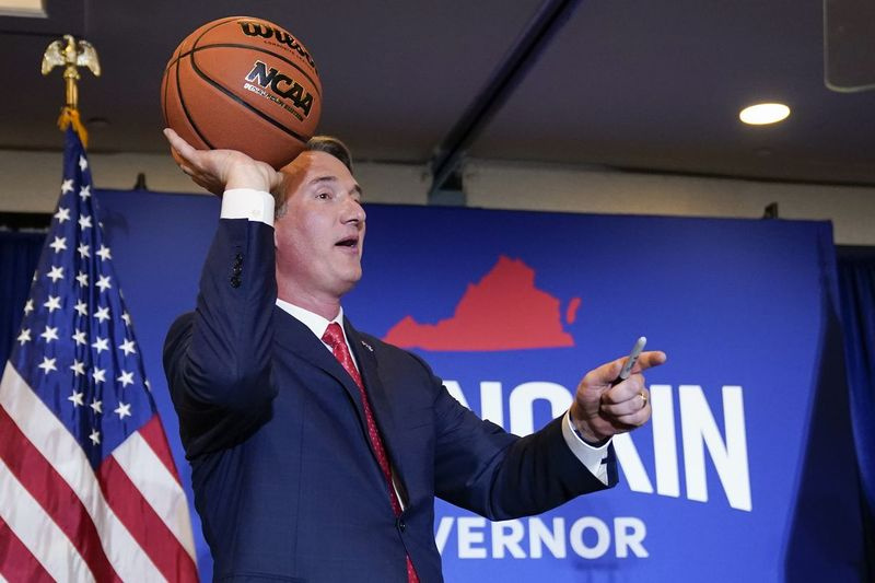 Virginias tillträdande guvernör Glenn Youngkin kastar en signerad basketboll till supportrar på en valkvällsfest i Chantilly, Va., förra veckan.