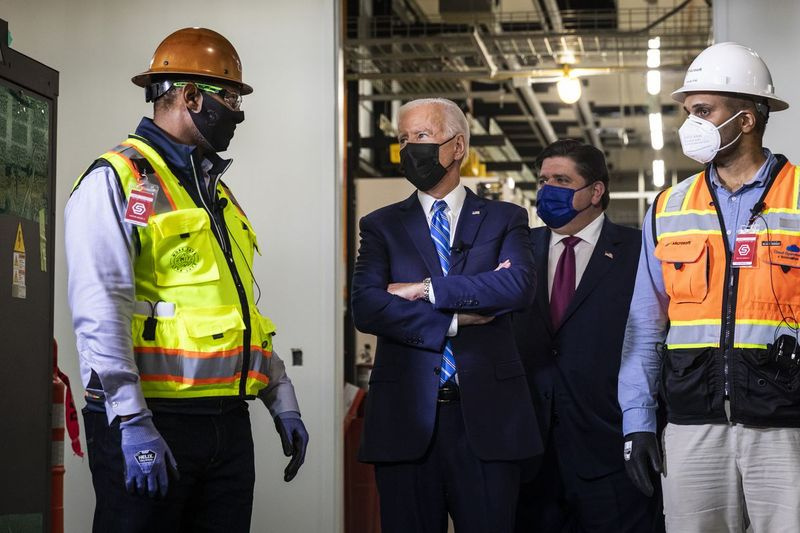 President Joe Biden går med guvernör J.B. Pritzker och arbetare på Clayco i Elk Grove Village förra månaden.
