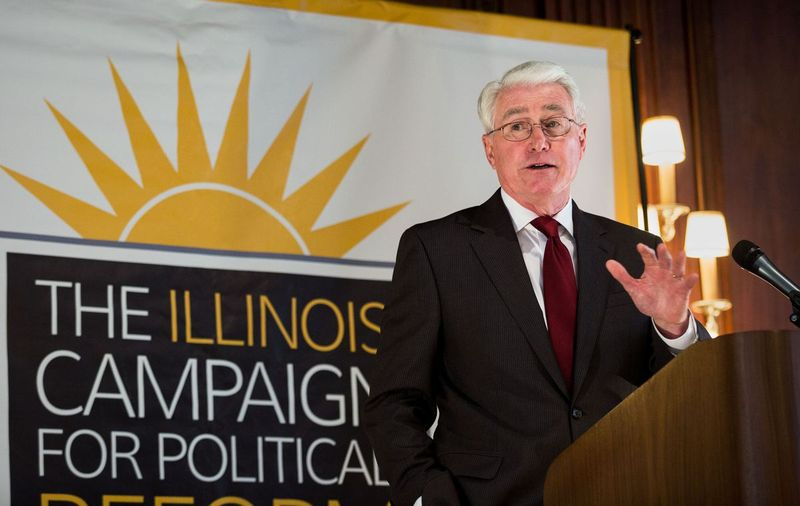 Den tidigare Illinois-guvernören Jim Edgar talar under en lunch som anordnades av Illinois Campaign for Political Reform 2016.