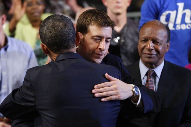 Seejärel kallistab president Barack Obama vasakult Illinoisi osariigi varahoidjat Alexi Giannouliast keskel pärast seda, kui Obama pidas 2010. aastal Quincy osariigi allosariigis kõne. Paremal on Illinoisi riigisekretär Jesse White.