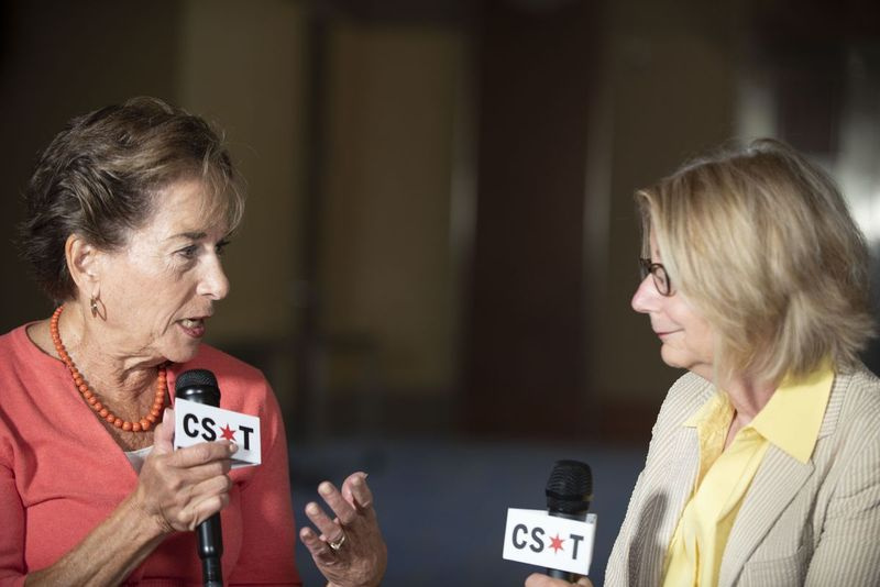 USA:s representant Jan Schakowsky talar med Sun-Times Washington Bureau Chief Lynn Sweet vid DNC:s sommarmöte i Chicago den 23 augusti | Colin Boyle/Sun-Times