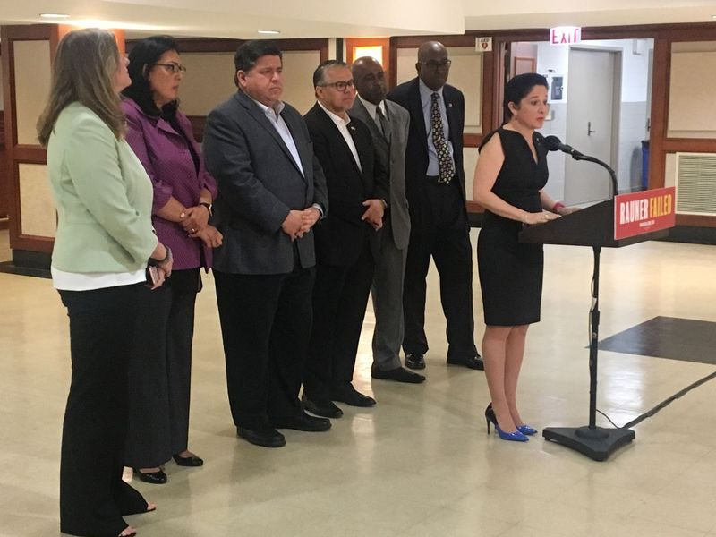 Kandydat na gubernatora Demokratów J.B. Pritzker i księgowa z Illinois Susana Mendoza zażądali przeprosin od gubernatora Bruce