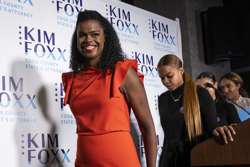 Den siddende statsadvokat i Cook County, Kim Foxx, smiler, da hun går fra scenen på Hotel Essex Chicago tirsdag aften efter at have vundet det demokratiske primærvalg.
