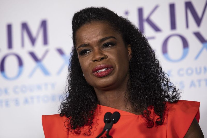 Flankeret af familiemedlemmer taler den siddende statsadvokat i Cook County, Kim Foxx, med journalister på Hotel Essex Chicago efter at have vundet i det demokratiske primærvalg tirsdag aften.