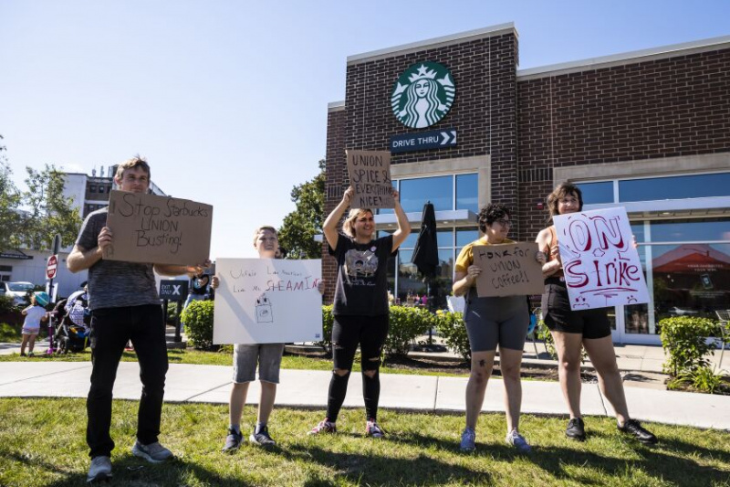  Starbucks darbinieki otrdien streiko pie kafejnīcas Edžvoteras apkaimē augustā.