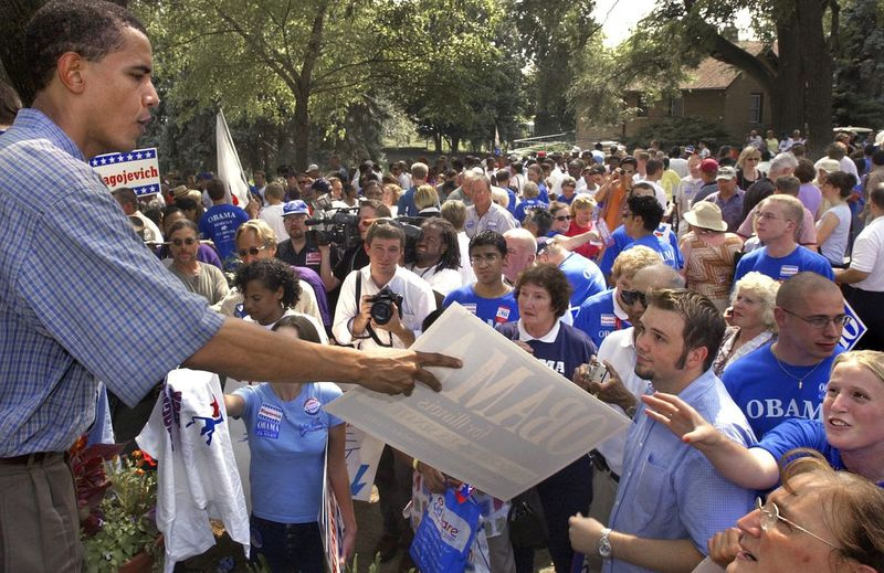 Så er den demokratiske kandidat til det amerikanske senat Barack Obama, venstre, omgivet af tilhængere, der håber på at få en autograf eller give ham hånden under Demokraternes dag på Illinois State Fair i 2004.