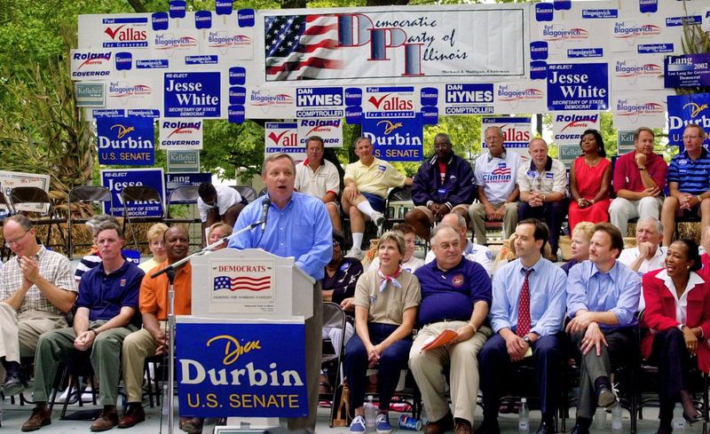 Den amerikanske senator Dick Durbin er omgivet af Illinois demokrater, da han leder et stævne under Democratic Day på Illinois State Fair i 2001.
