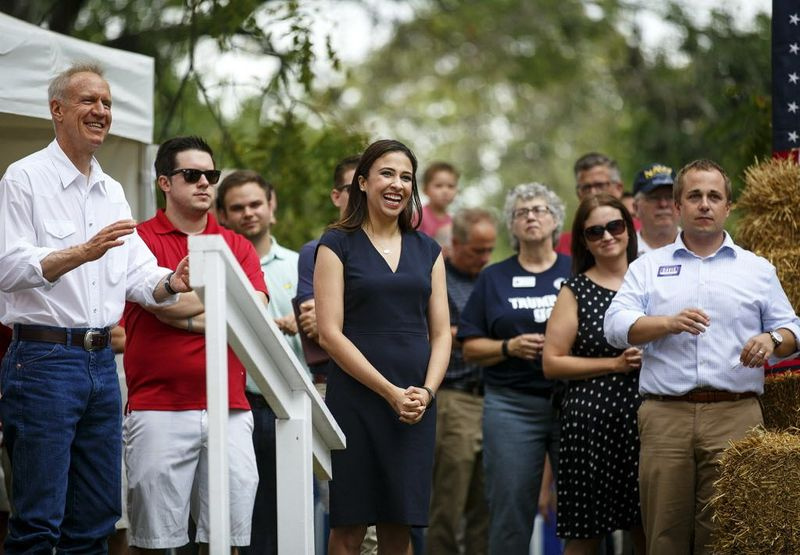 Erika Harold, Center, ein Kandidat für den Generalstaatsanwalt von Illinois, wird bei der Governor