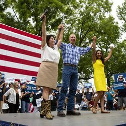 Gubernators Brūss Rauners noslēdz Gubernatora dienas programmu ar gubernatora leitnantu Evelīnu Sangineti (Evelyn Sanguinetti) un ģenerālprokurora kandidāti Ēriku Haroldu trešdien, 2018. gada 15. augustā Ilinoisas štata izstādē Springfīldā, Ill. (Rich Saal/ Valsts žurnāls — reģistrs, izmantojot AP)