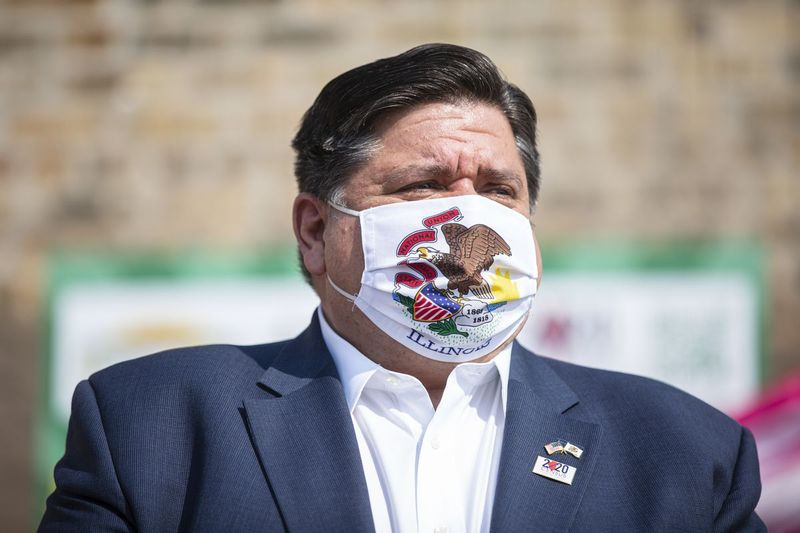 Guverner J. B. Pritzker posluša na dogodku v Little Villageu v septembru.