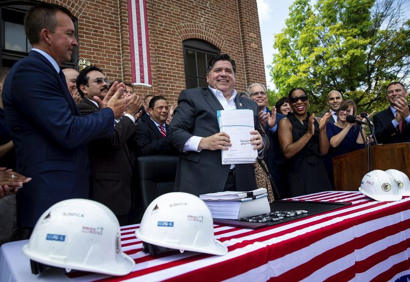 Guverner J. B. Pritzker podpisuje obsežno širitev iger na srečo v Illinoisu ter 45 milijard dolarjev vreden načrt gradnje in infrastrukture