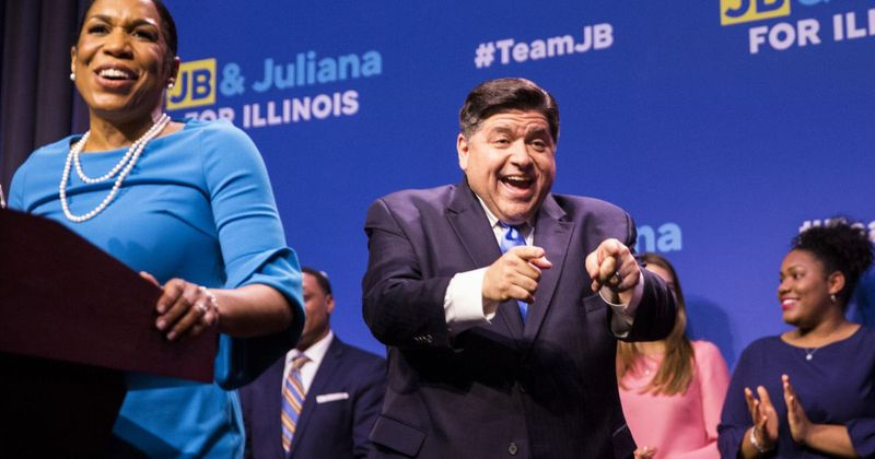 Gubernatorialkandidat J.B. Pritzker og hans vicekammerat, Julianna Stratton, fejrer deres sejr i det demokratiske primærvalg i 2018.