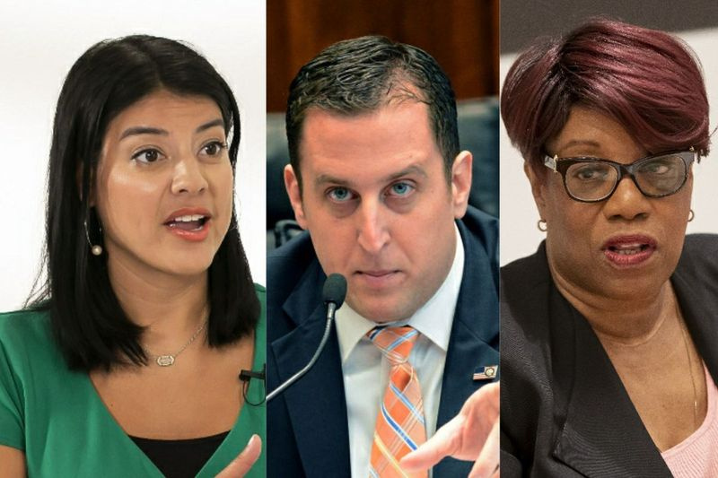 Městská úřednice Anna Valencia, vlevo; státní senátor Michael Hastings, centrum; Ald. Pat Dowell (3.), vpravo.