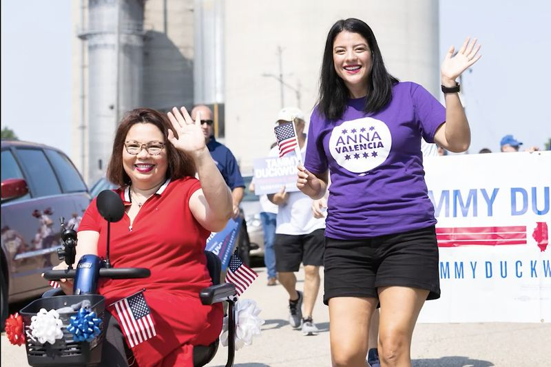 A senadora Tammy Duckworth apóia a funcionária da cidade de Chicago, Anna Valencia, para a secretária de Estado de Illinois.