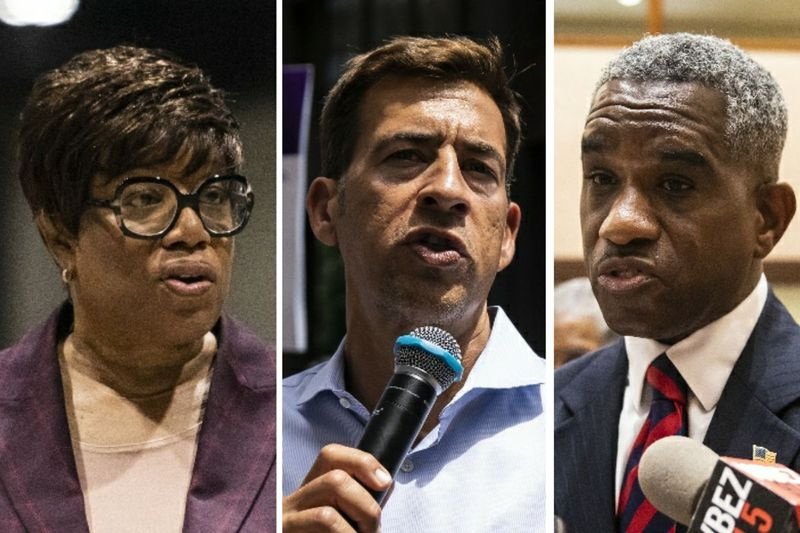 Ald. Pat Dowell (3º), saiu, em maio; Ex-tesoureiro do estado Alexi Giannoulias, centro, em junho; Ald. David Moore (17), à direita, em junho.