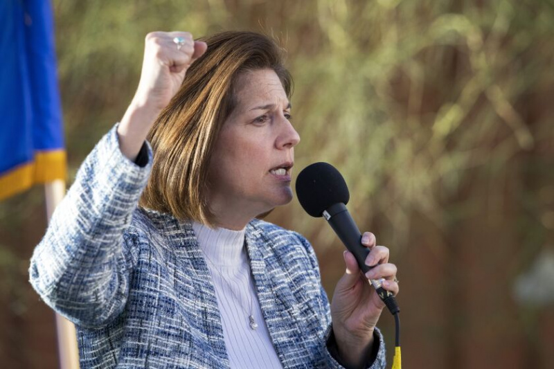   Den amerikanska senatorn Catherine Cortez Masto, D-Nev., höll ett kampanjtal förra helgen i Henderson, Nevada. Hennes seger i en hett omtvistad seger i loppet i Nevada gav demokraterna de 50 platser de behövde för att behålla kontrollen över den amerikanska senaten. 