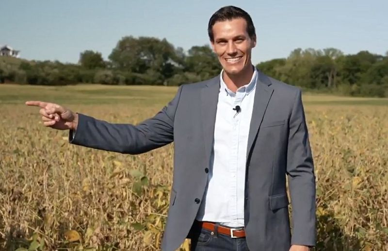Le candidat républicain au poste de gouverneur Jesse Sullivan se tient dans un champ de soja devant son domicile dans le nord de l