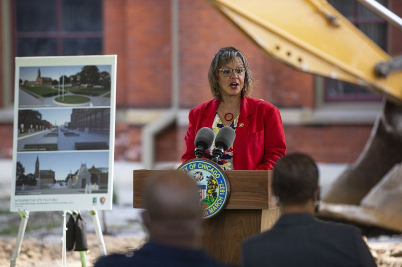 US-Abgeordneter Robin Kelly spricht während einer Grundsteinlegung für das Renovierungsprojekt des Pullman National Monument im September.