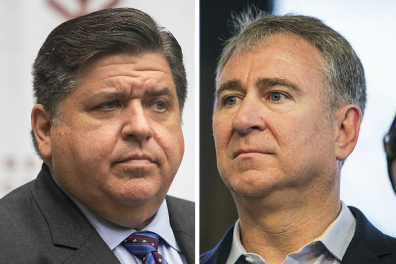 Le gouverneur J.B. Pritzker, à gauche, assiste à une conférence de presse le mois dernier ; Le fondateur du fonds spéculatif Ken Griffin, à droite, prend la parole lors d