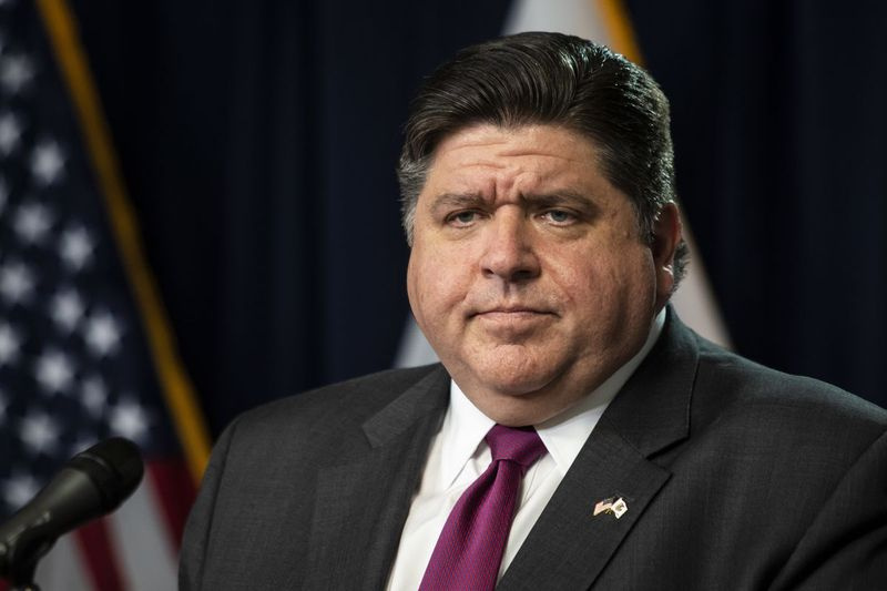 Le gouverneur J.B. Pritzker prend la parole au Thompson Center l