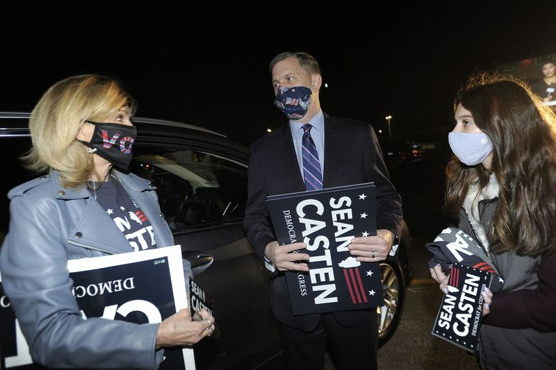 Przedstawiciel USA Sean Casten we wtorek 4 listopada 2020 r. jedzie samochodem do samochodu ze swoją 13-letnią córką Audrey, aby podziękować swoim zwolennikom, takim jak Kim Inman z Palatine, gdy rozdają koszule i butelki z wodą z nazwą Casten na Chicago Drive-In Teatr w Hoffman Estates.