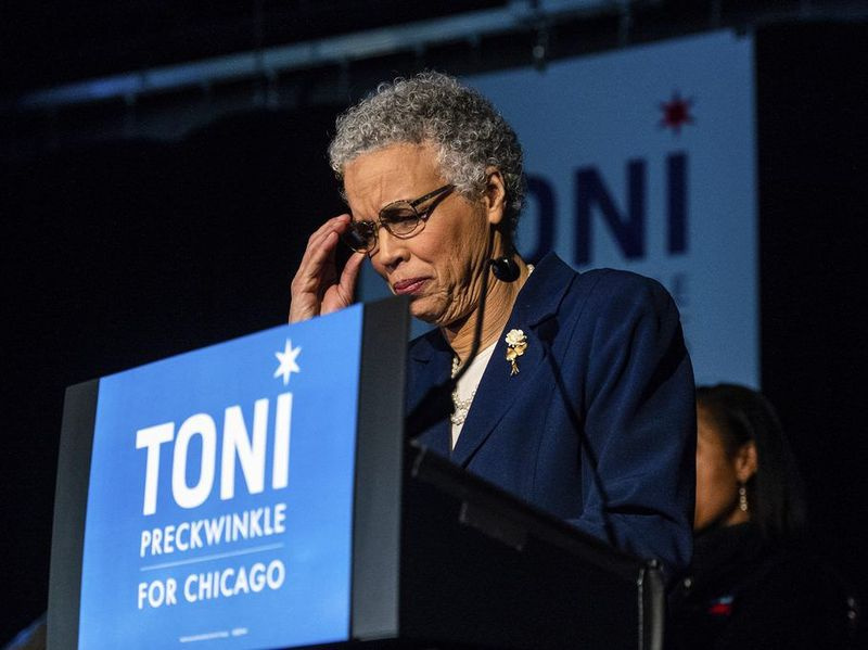 Η Toni Preckwinkle δίνει την ομιλία της για παραχώρηση στο πάρτι της το βράδυ των εκλογών μετά την ήττα από τη Lori Lightfoot στις εκλογές για τη δήμαρχο του Σικάγο, Τρίτη 2 Απριλίου 2019. (Tyler LaRiviere/ιστότοπος μέσω AP)