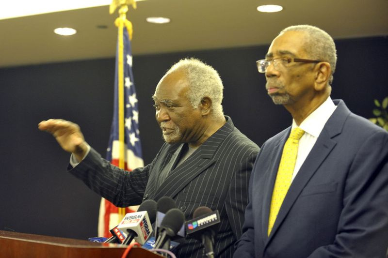 Οι βουλευτές Danny K. Davis, αριστερά, και ο Bobby Rush μιλούν σε συνέντευξη Τύπου το 2012.