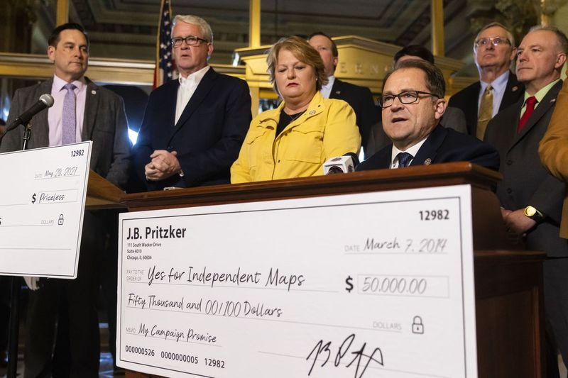 El líder republicano del Senado estatal Dan McConchie, republicano por Hawthorn Woods, tercero desde la derecha, se une a otros republicanos en mayo para instar al gobernador JB Pritzker a vetar los mapas rediseñados.
