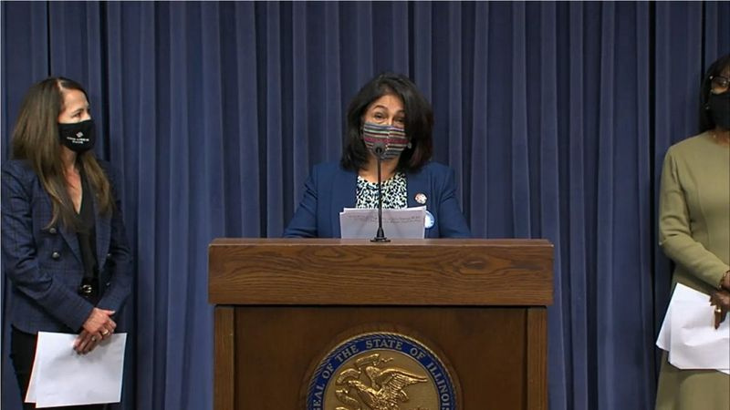 La representante estatal Lisa Hernandez, demócrata de Cicero, habla en una conferencia de prensa en Springfield en mayo.
