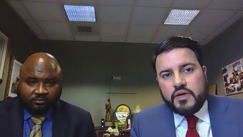 El senador estatal Elgie Sims, a la izquierda, y el senador estatal Omar Aquino, quien encabezó los esfuerzos demócratas para dibujar los nuevos mapas, se reunieron con la junta editorial del Sun-Times en abril sobre Zoom.