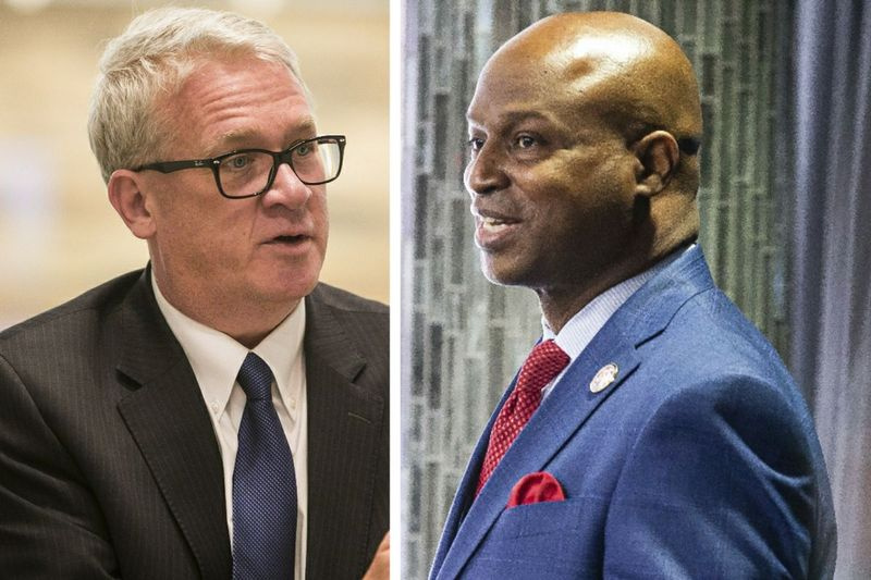 El líder republicano de la Cámara de Representantes de Illinois, Jim Durkin, a la izquierda; El presidente de la Cámara de Representantes, Emanuel Chris Welch, a la derecha.