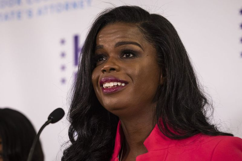 La fiscal estatal del condado de Cook, Kim Foxx, habla en la sede de la noche de las elecciones en el hotel Kinzie en Near North Side después de derrotar al candidato republicano Pat O’Brien