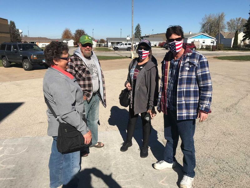 Ethel y Marty Williams con amigos fuera de la escuela secundaria Manteno después de votar el martes.