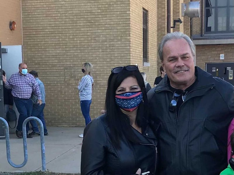 Kimberly Ziesemer y su prometido, Dennis Woolum, votaron en Manteno Middle School el martes.