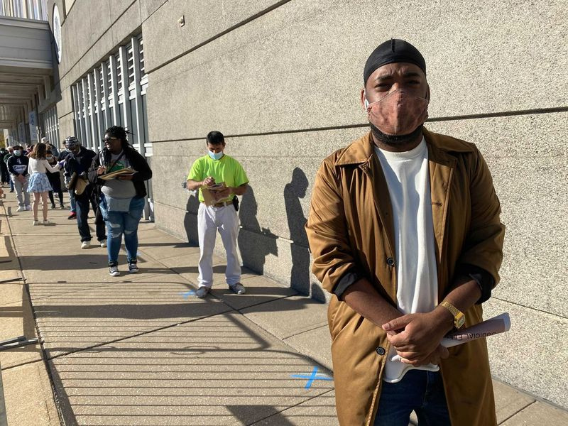 Fahem Adam, de 30 años, esperando en la fila para votar en el United Center.